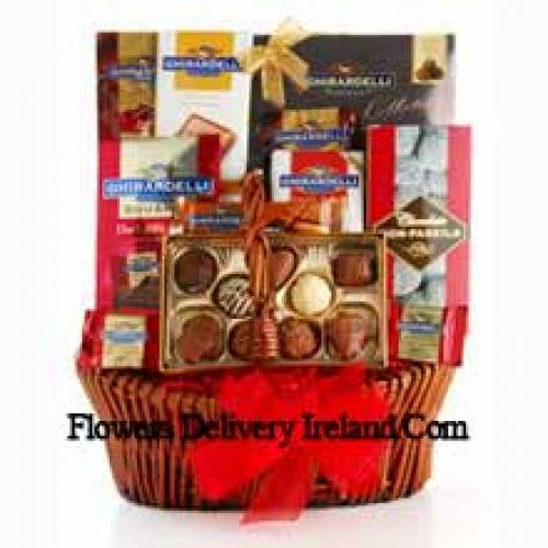 Mandje met Assortiment Chocolade en Snacks